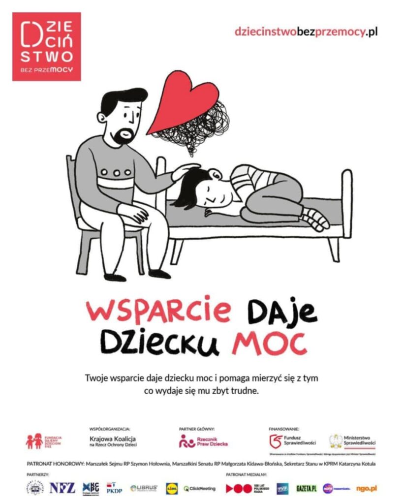 Na zdjęciu znajdują się dwie czarnobiałe postacie, prawdopodobnie ojciec i syn. Syn leży na łóżku, ojciec siedzi obok łóżka i mu towarzyszy.